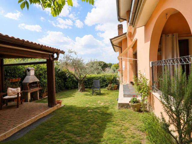 Villa Schiera in vendita a Borgo S.Antonio, Poggio Mirteto
