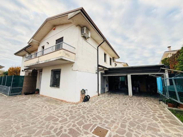 Villa Indipendente in vendita a Poggio Rusco, Lombardia