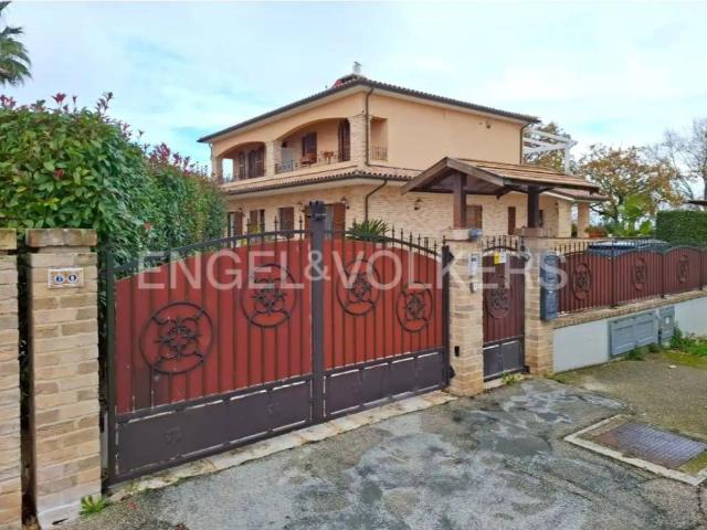Villa Schiera in vendita a Marche, Macerata