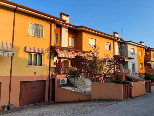 Villa Schiera in vendita a Pozzuolo Del Friuli, Friuli-Venezia Giulia