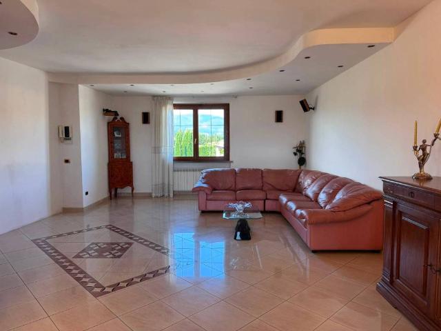 Villa Schiera in vendita a Prato, Toscana