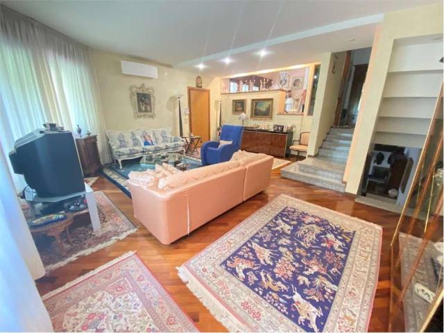 Villa Schiera in vendita a Prato, Toscana