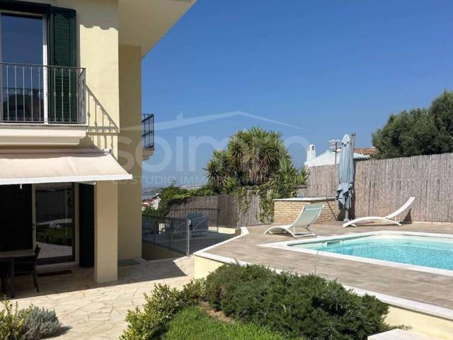 Villa Schiera in vendita a Mràxini Arrùbiu/Margine Rosso, Quartu Sant'elena
