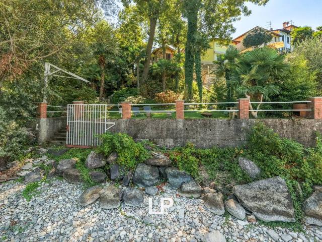 Villa Schiera in vendita a Ranco, Lombardia