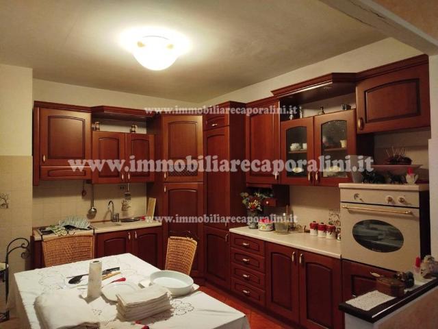 Villa Schiera in vendita a Castelnuovo, Marche