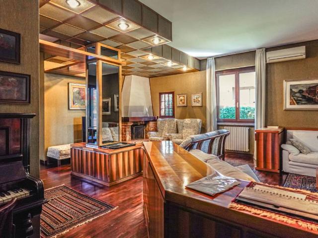 Villa Indipendente in vendita a Rescaldina, Lombardia