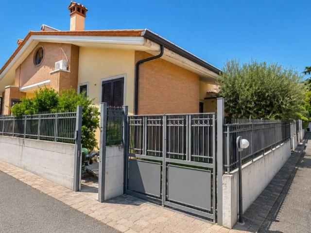 Villa Schiera in vendita a Colle del Sole, Roma Capitale
