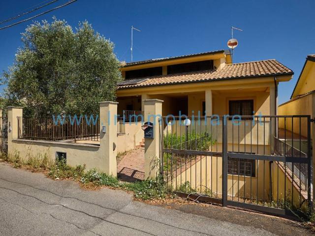 Villa Schiera in vendita a Monte Migliore, Roma Capitale
