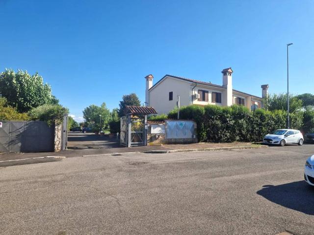 Villa Schiera in vendita a Tor San Giovanni, Roma Capitale