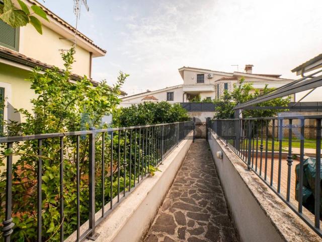 Villa Schiera in vendita a Municipio Roma IX, Roma Capitale