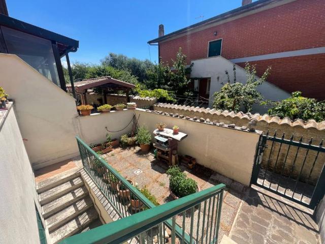 Villa Schiera in vendita a Monte Migliore, Roma Capitale