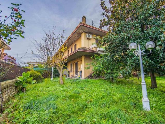 Ville Schiera in vendita a Roma, Casal Morena