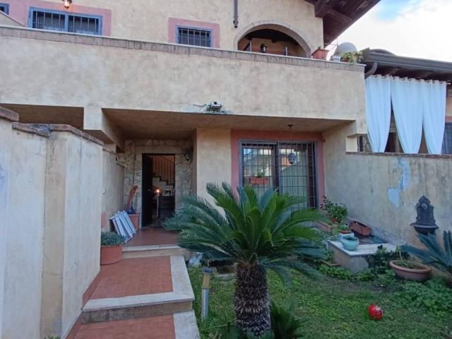 Villa Schiera in vendita a Castel Fusano, Roma