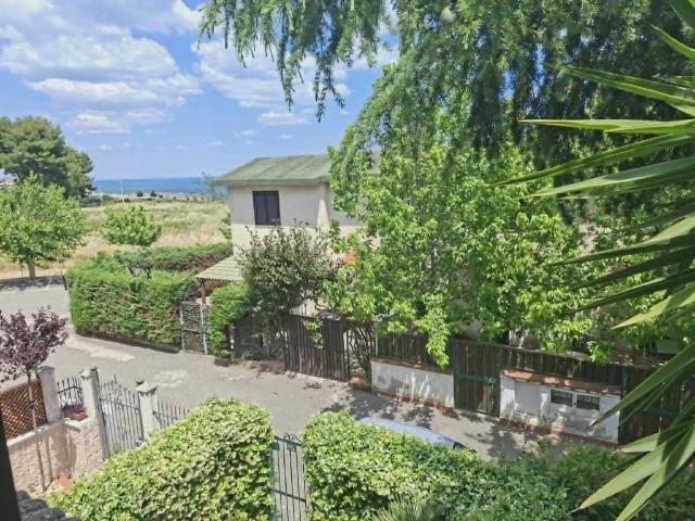 Villa Schiera in vendita a Marina di Roseto Capo Spulico, Calabria