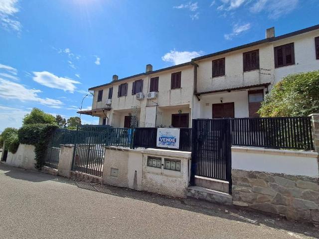 Villa Schiera in vendita a Marina di Roseto Capo Spulico, Calabria