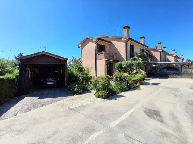 Villa Schiera in vendita a Villaggio Norge Polesine, Rosolina