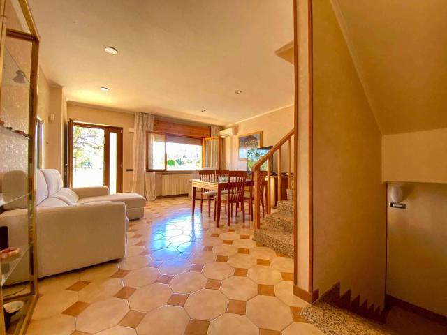 Villa Schiera in vendita a Sabaudia, Lazio