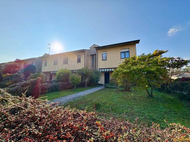 Villa Schiera in vendita a Samarate, Lombardia