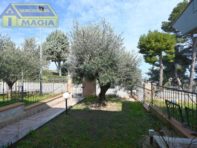 Villa Schiera in vendita a Marina di sotto, Marche