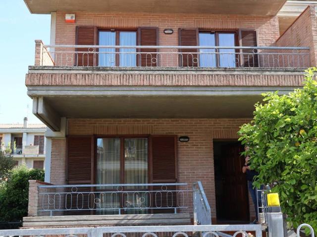 Villa Schiera in vendita a Ragnola, Marche