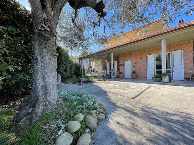 Villa Indipendente in vendita a Ponterotto, Marche
