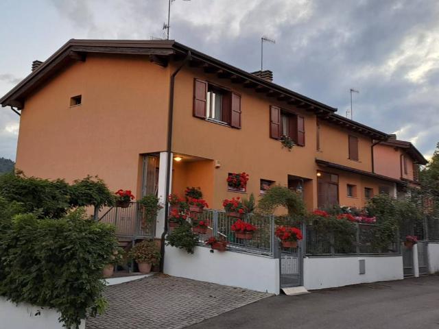Villa Schiera in vendita a Unione dell'Appennino Bolognese, San Benedetto Val Di Sambro