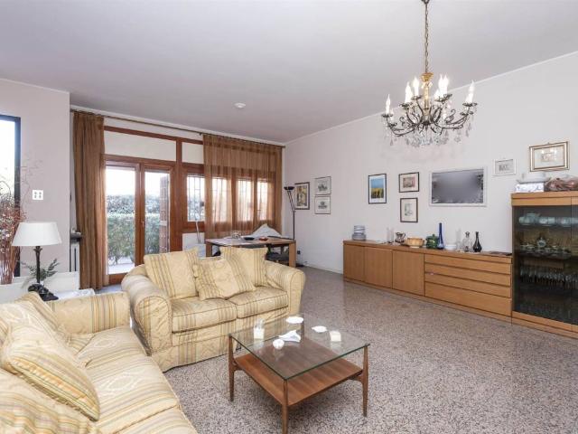 Villa Schiera in vendita a San Giovanni La Punta, Sicilia