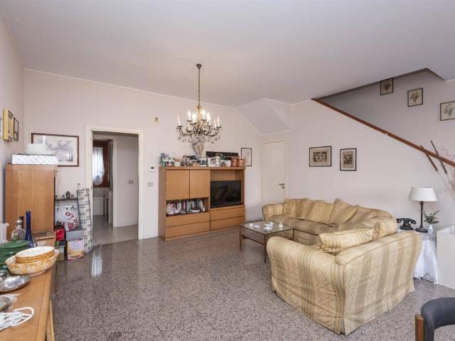 Villa Schiera in vendita a San Giovanni La Punta, Sicilia