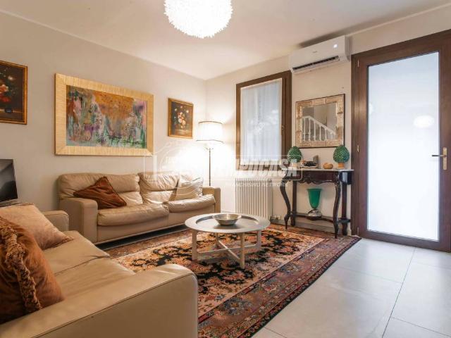 Villa Schiera in vendita a Cassina Ferrara, Saronno