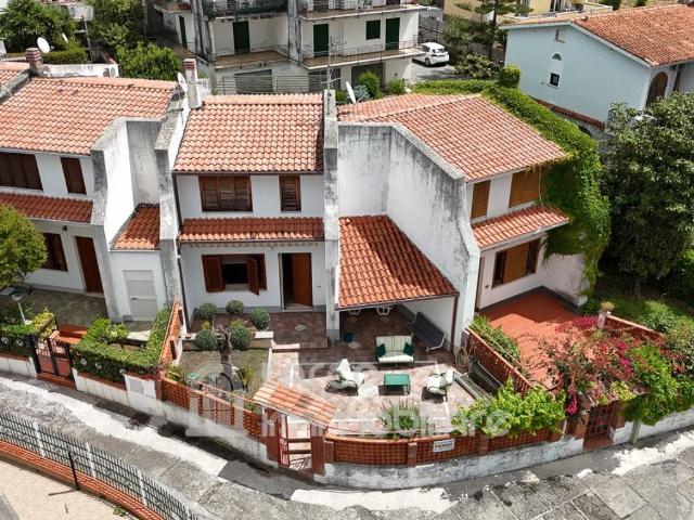 Villa Schiera in vendita a La Petrosa, Calabria