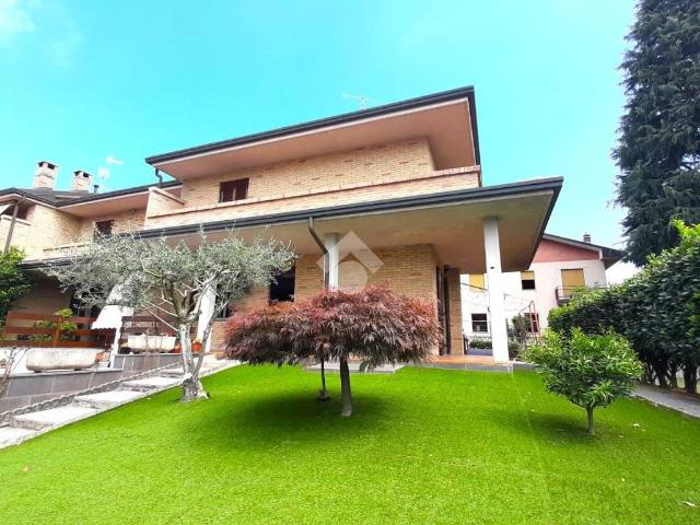 Ville Schiera in vendita a Senago, Senaghino