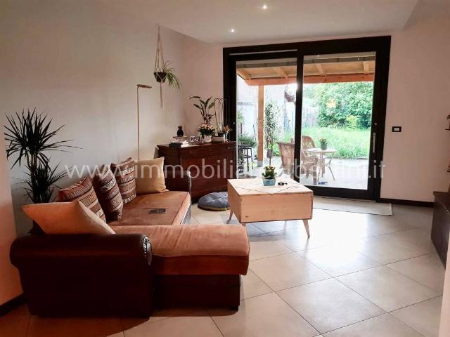 Villa Schiera in vendita a Serravalle Po, Lombardia