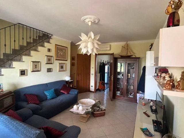Villa Schiera in vendita a Sissa Trecasali, San Quirico Trecasali