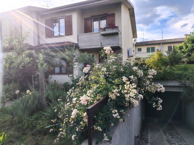 Villa Schiera in vendita a Curnasco, Treviolo