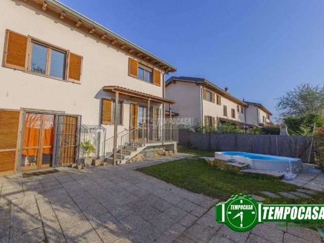 Villa Schiera in vendita a Trovo, Lombardia
