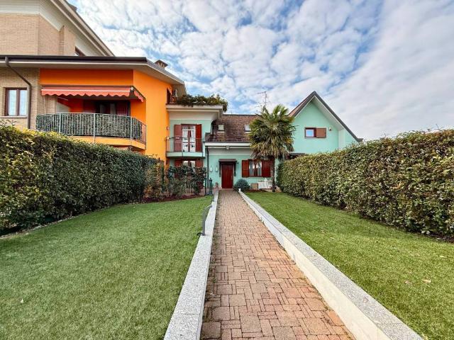 Villa Schiera in vendita a Uboldo, Lombardia