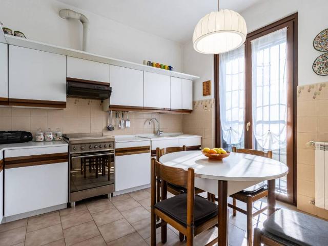 Villa Schiera in vendita a Usmate Velate, Lombardia