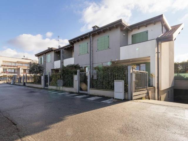 Villa Schiera in vendita a Vanzaghello, Lombardia