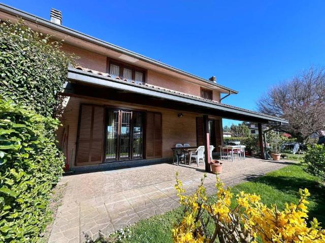 Villa Schiera in vendita a Baraggia, Vedano Olona
