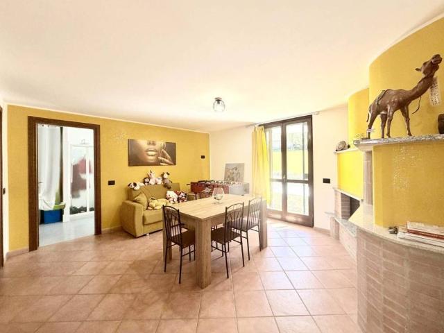 Villa Schiera in vendita a Vellezzo Bellini, Lombardia