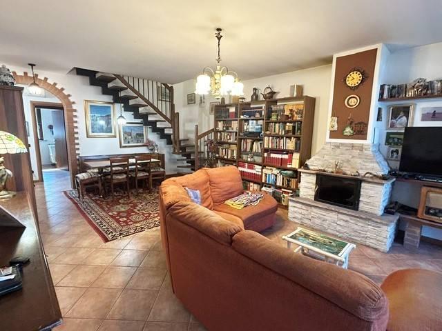 Villa Schiera in vendita a Giovenzano, Vellezzo Bellini