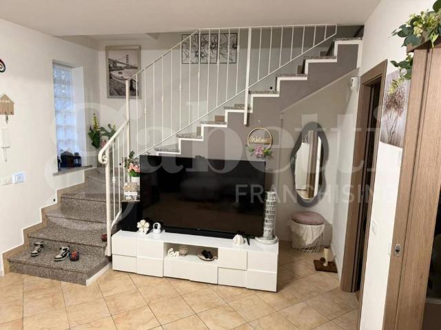 Villa Schiera in vendita a Vellezzo Bellini, Lombardia