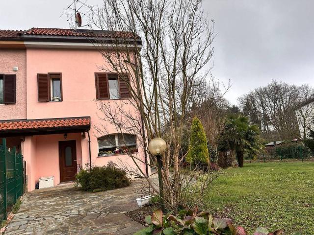 Villa Schiera in vendita a Venegono Superiore, Lombardia