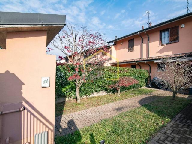 Villa Schiera in vendita a Vernate, Lombardia