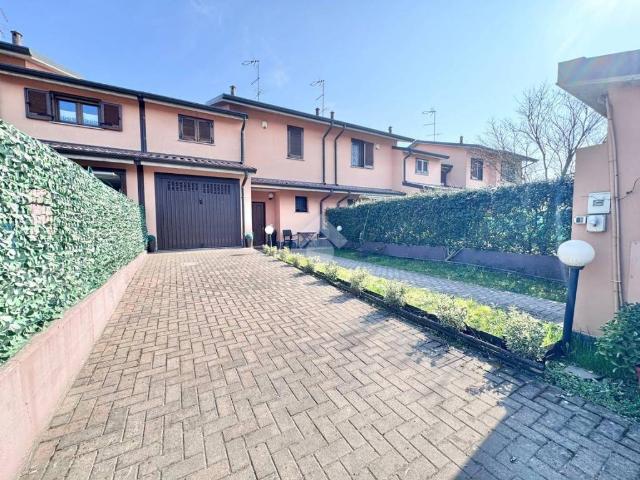Villa Schiera in vendita a Vernate, Lombardia
