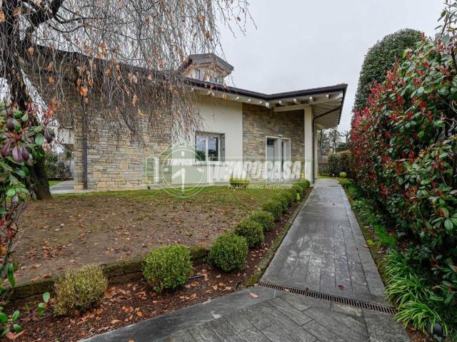 Ville Schiera in vendita a Vimercate, Oreno