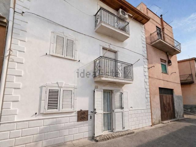 Casa in vendita a Adrano, Catania