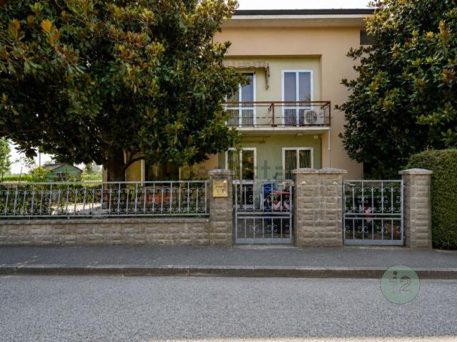 Casa in vendita a Novi di Modena, Modena