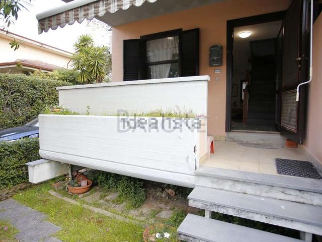 Casa in vendita a Marina di Massa, Marina Di Massa