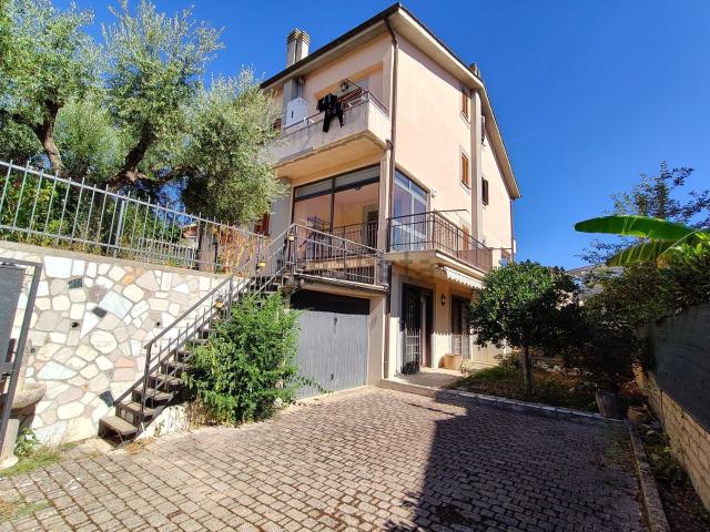 Casa in vendita a Ronciglione, Lazio